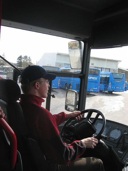 mars 2008 211.jpg - Jag kör in följebussen på garageområdet...